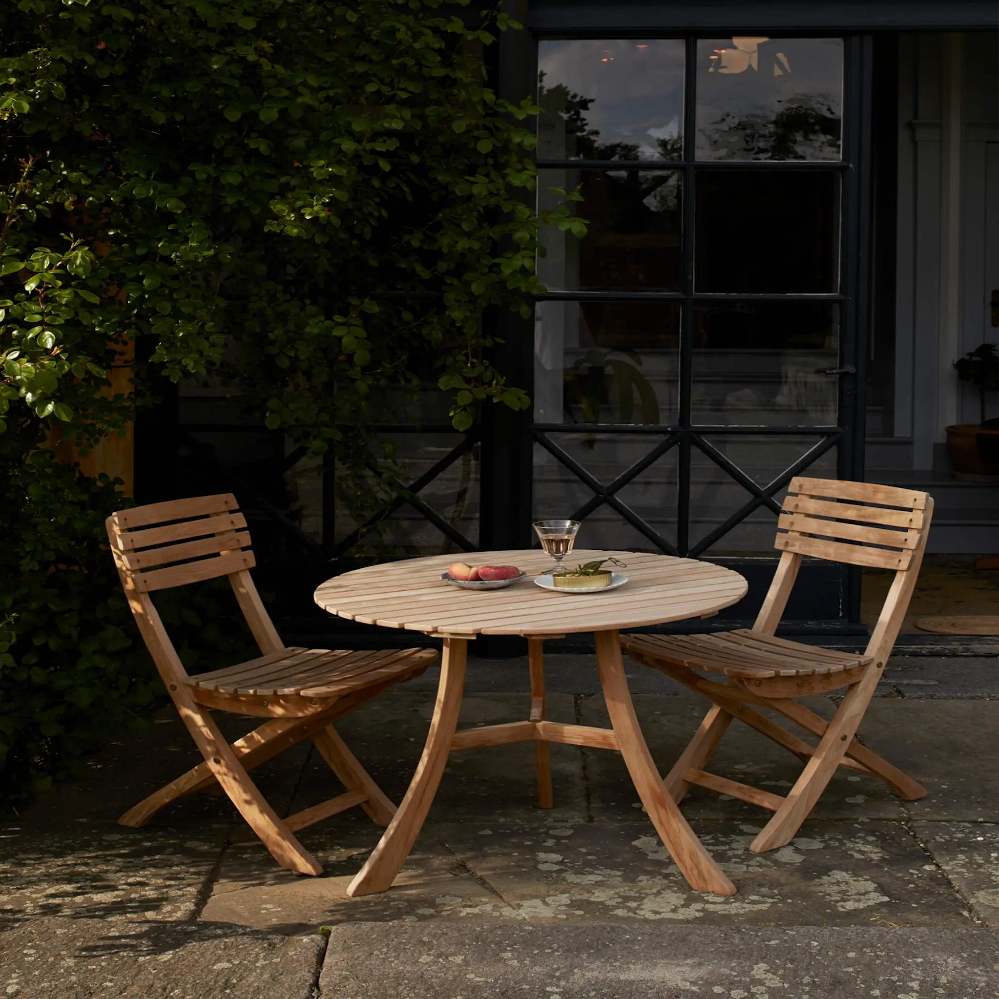 Vendia spisegruppe med bord Ø75cm & 2 stoler