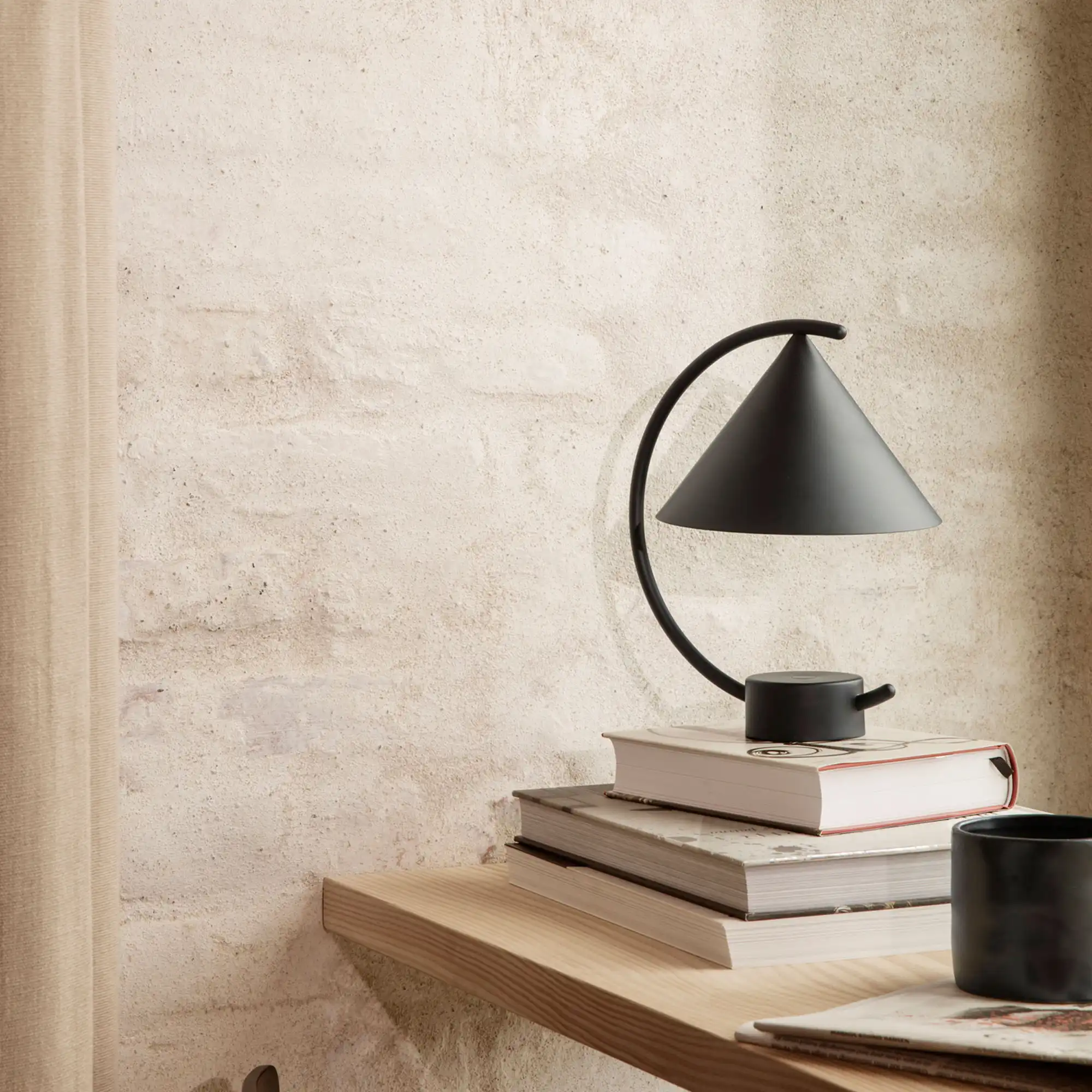 Meridian Lamp Black