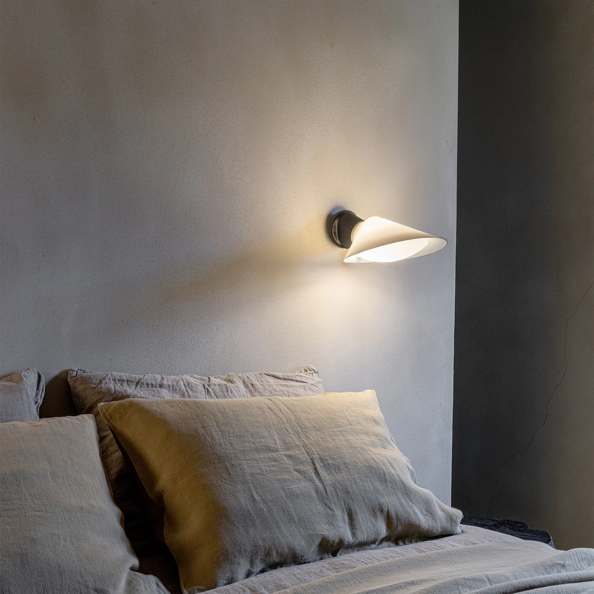 Plume SW vegglampe med knapp