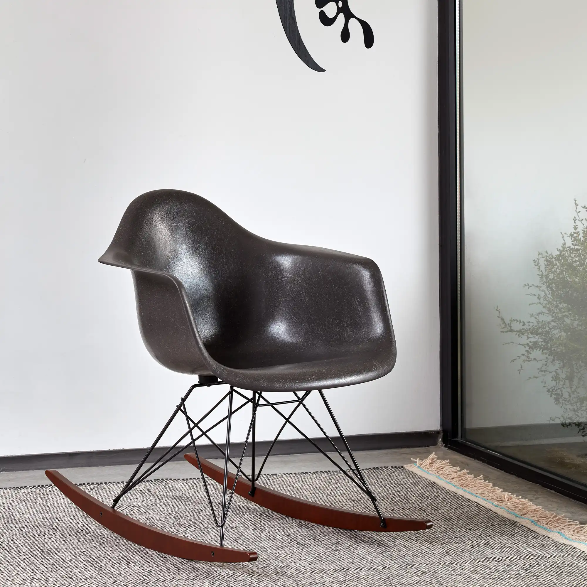 Eames Fiberglass Armchair RAR gyngestol Basic Dark/Dark Maple