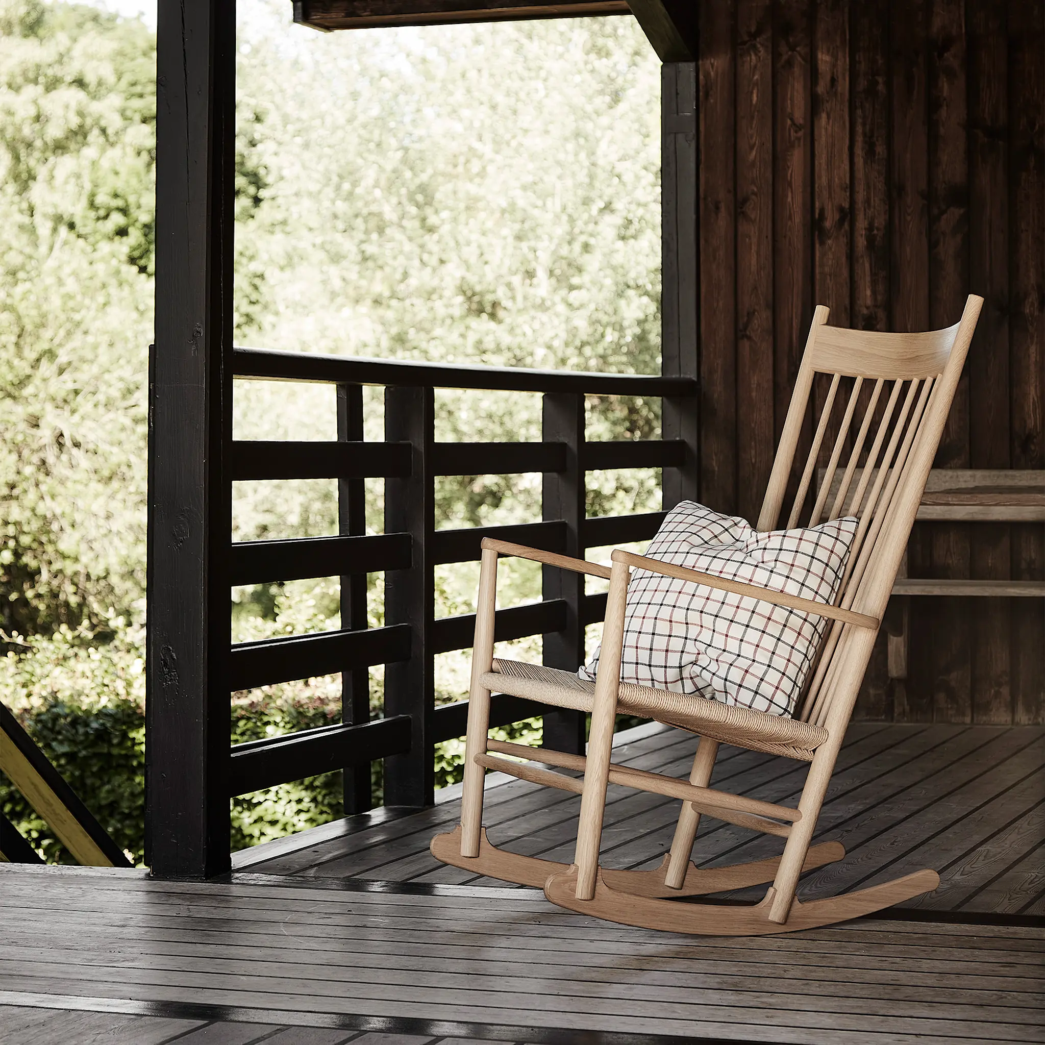 Wegner J16 Rocking Chair, Oljad ek, Naturfärgad sits