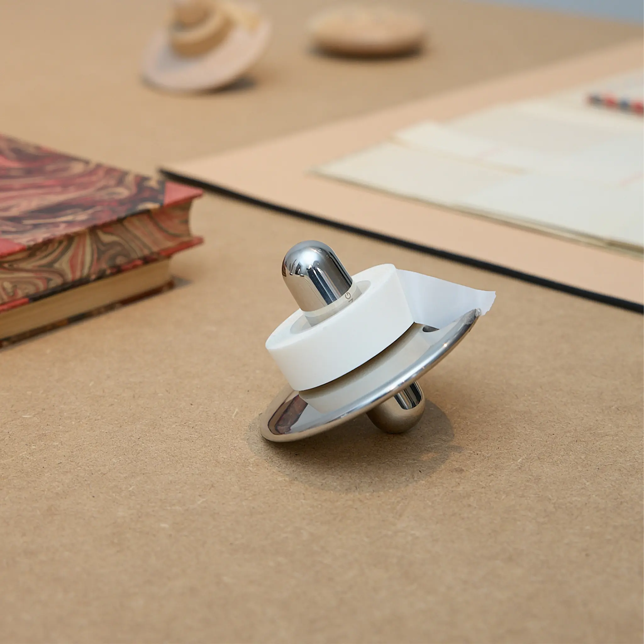 Oopus tapeholder
