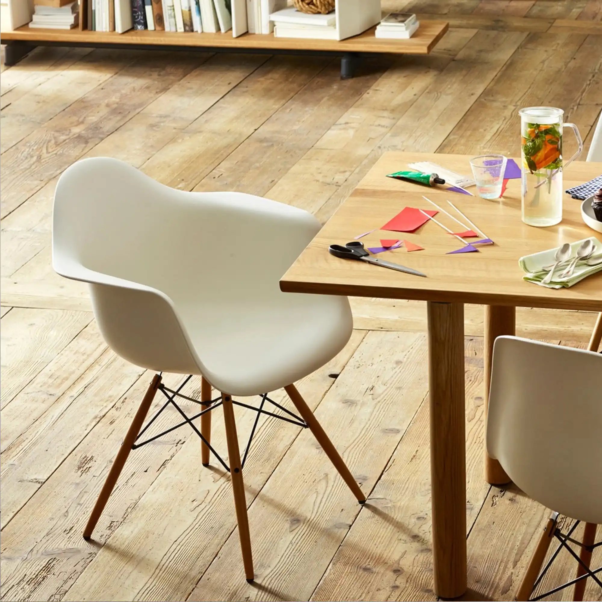 Eames Plastic Armchair DAW - 48 Forest - Dark Maple