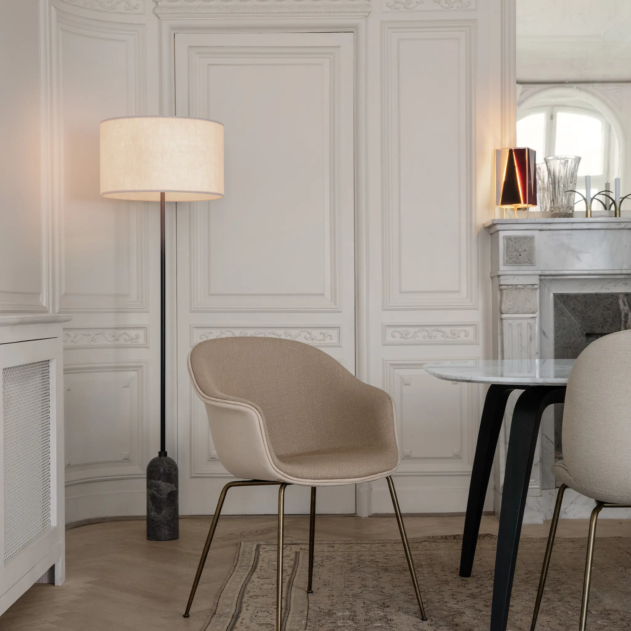 Gravity gulvlampe hvit marmor