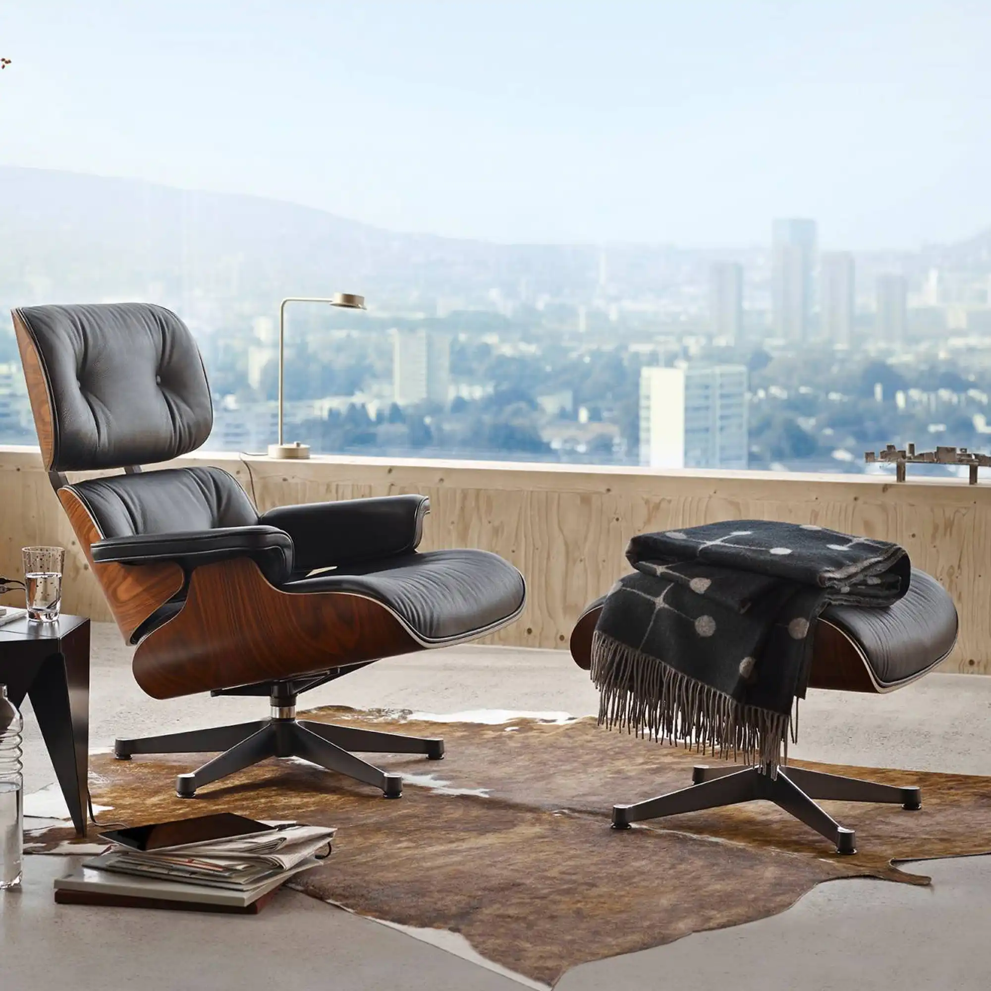 Eames Lounge Chair & Ottoman kirsebærpolert base