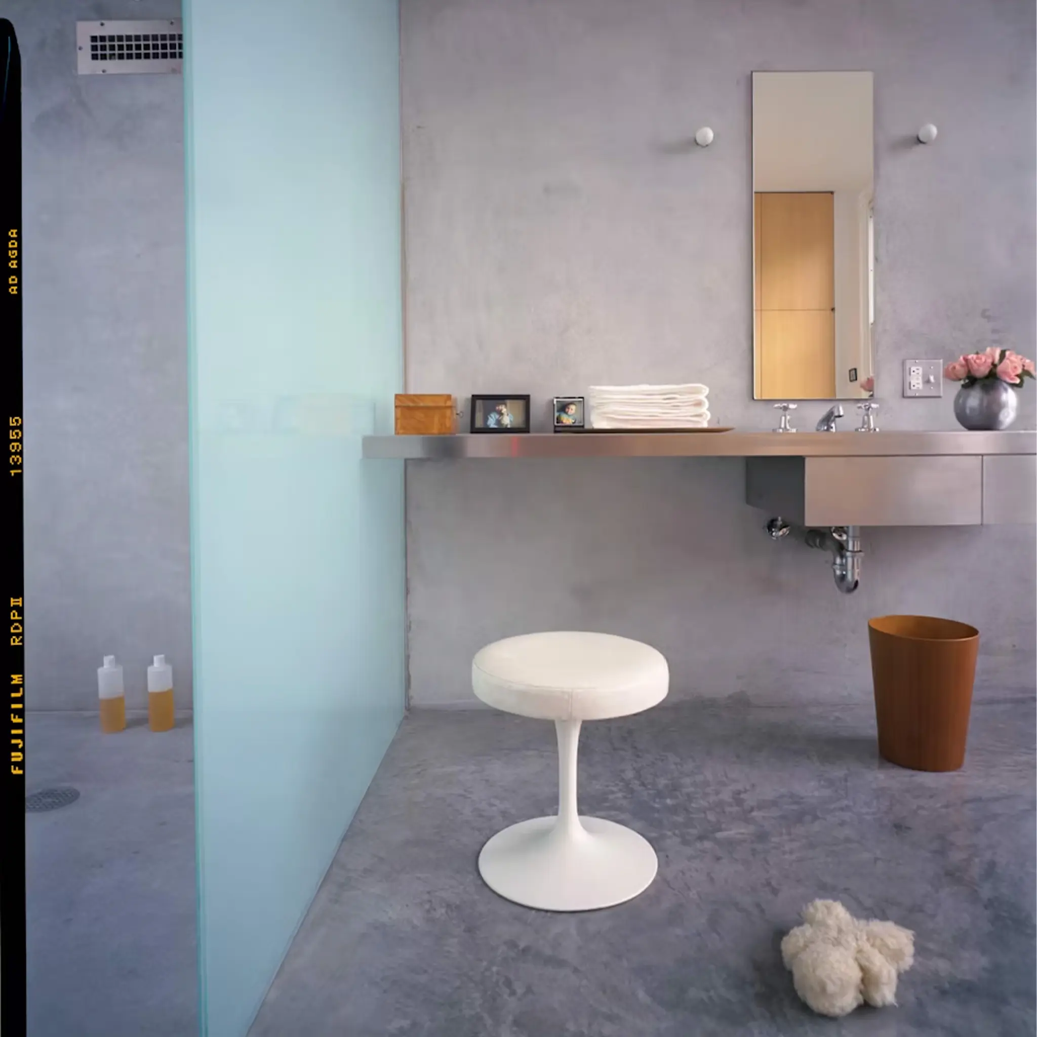 Saarinen Tulip Stool, Svart underrede, Läder: Kat. W - Velluto Pelle - VPBLK