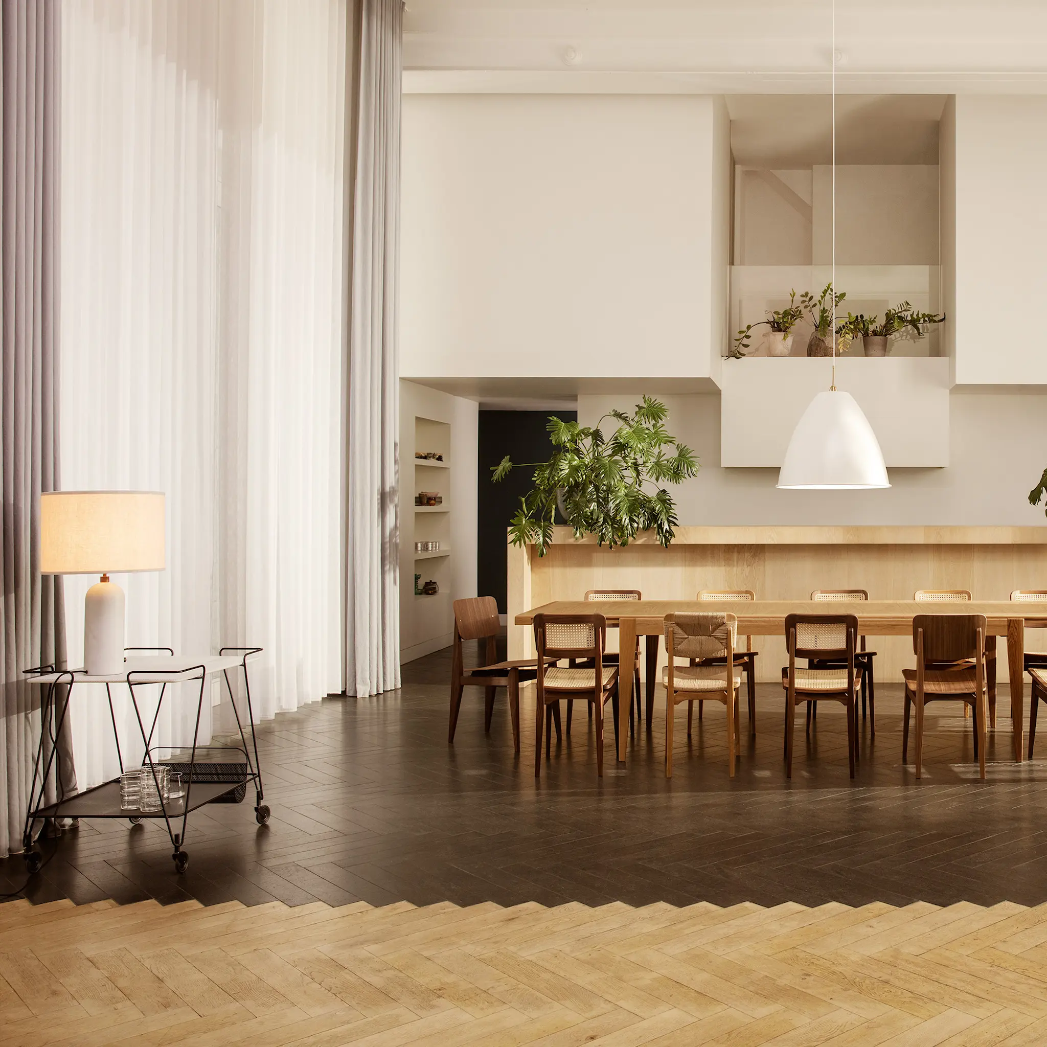 Gravity bordlampe stor hvit marmor