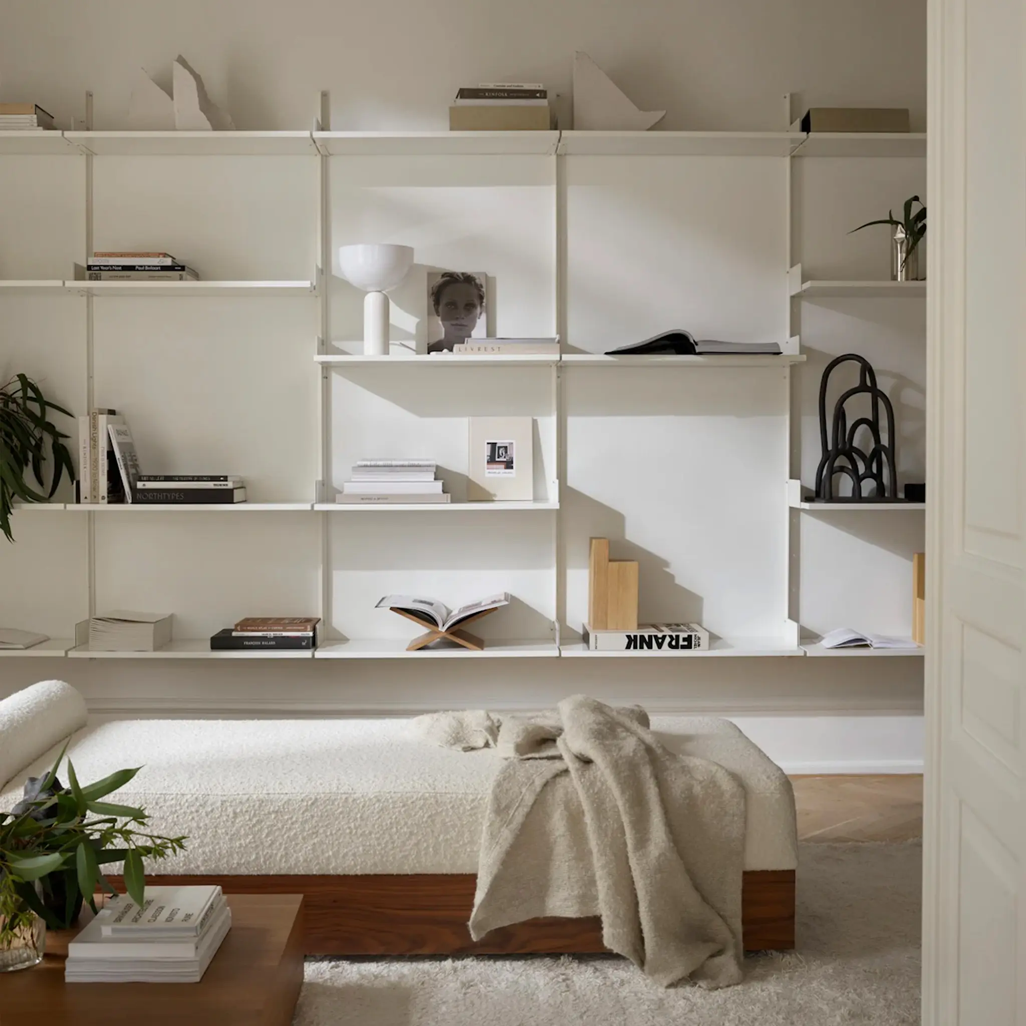 New Works Display Shelf 1900 vegghylle