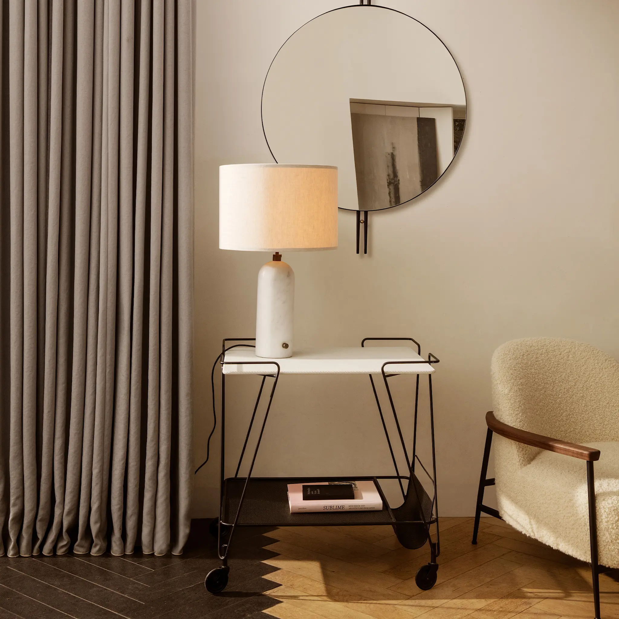Gravity bordlampe liten hvit marmor