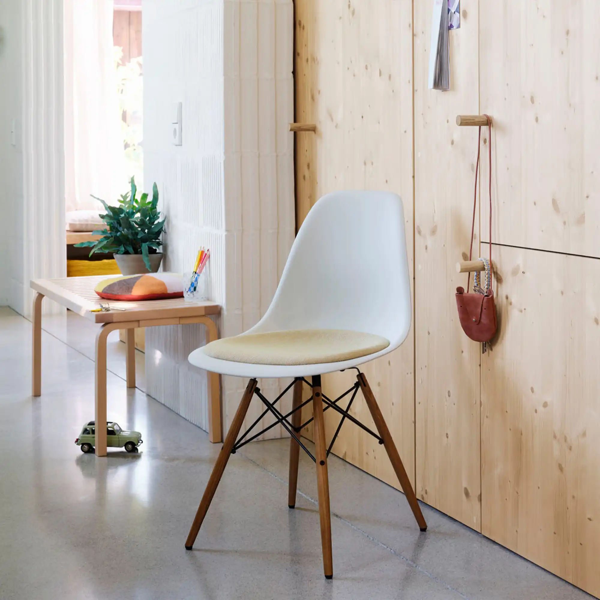 Eames RE Plastic Chair DSW 85 Cotton White, Black Maple
