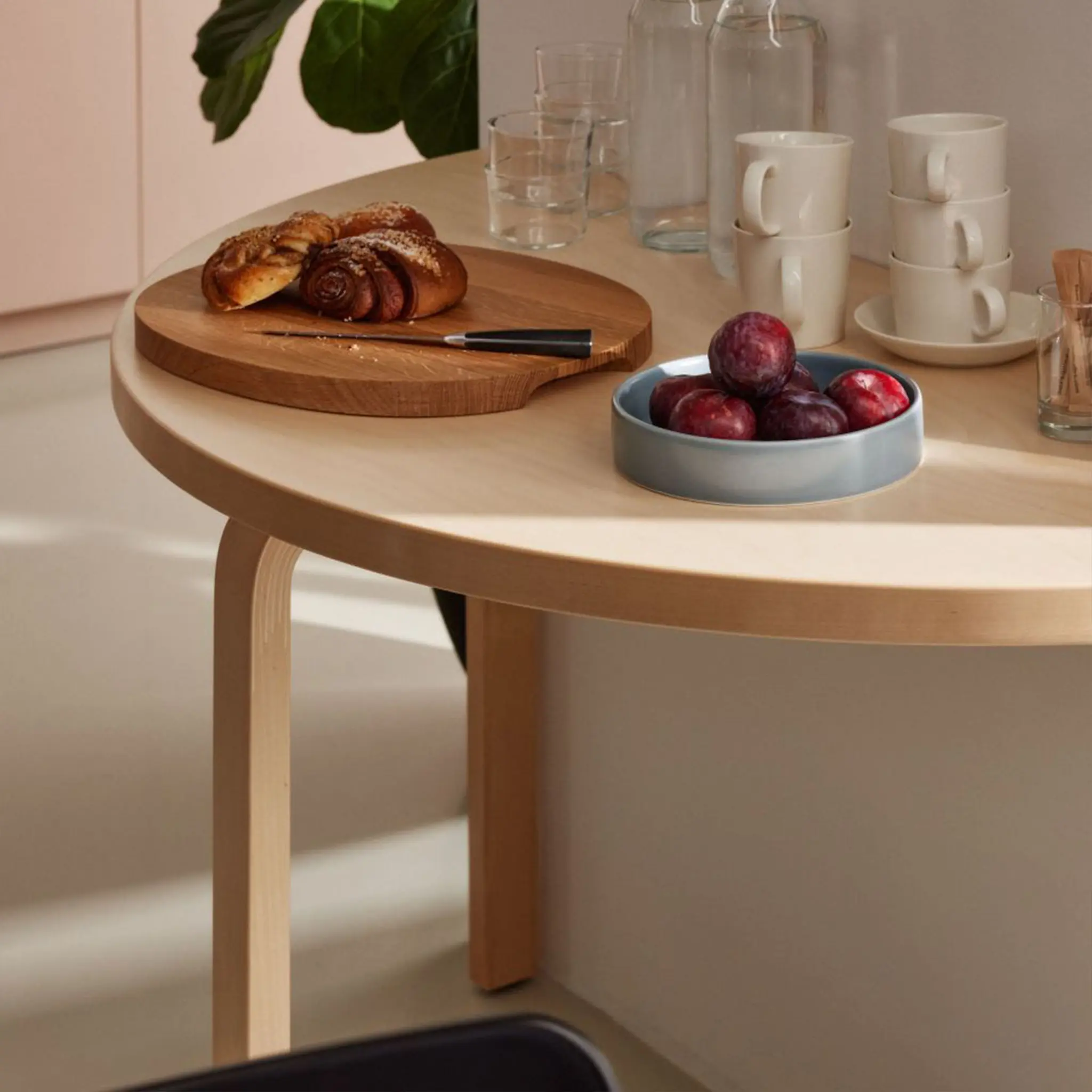 Aalto Table Half-Round spisebord