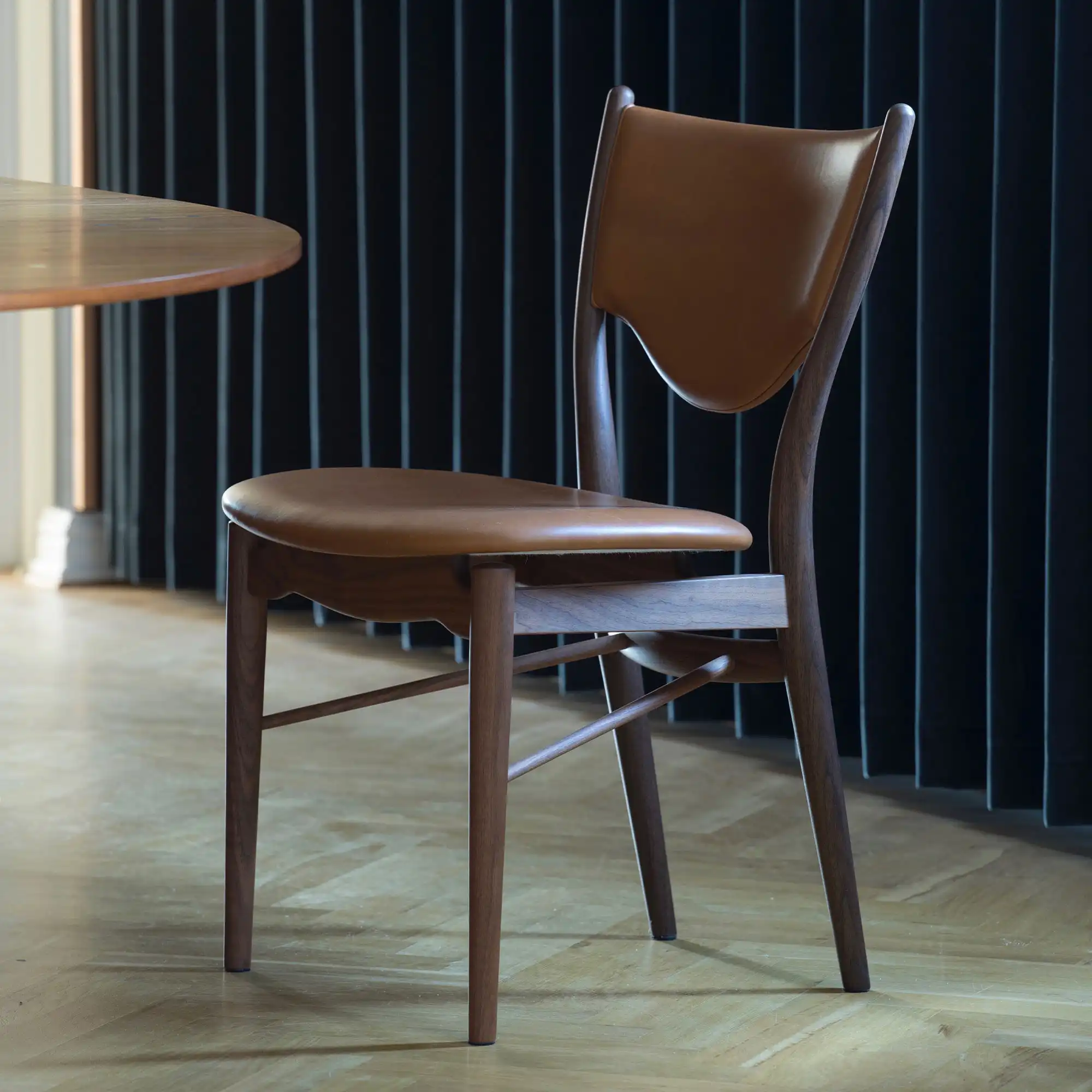46 stol Walnut