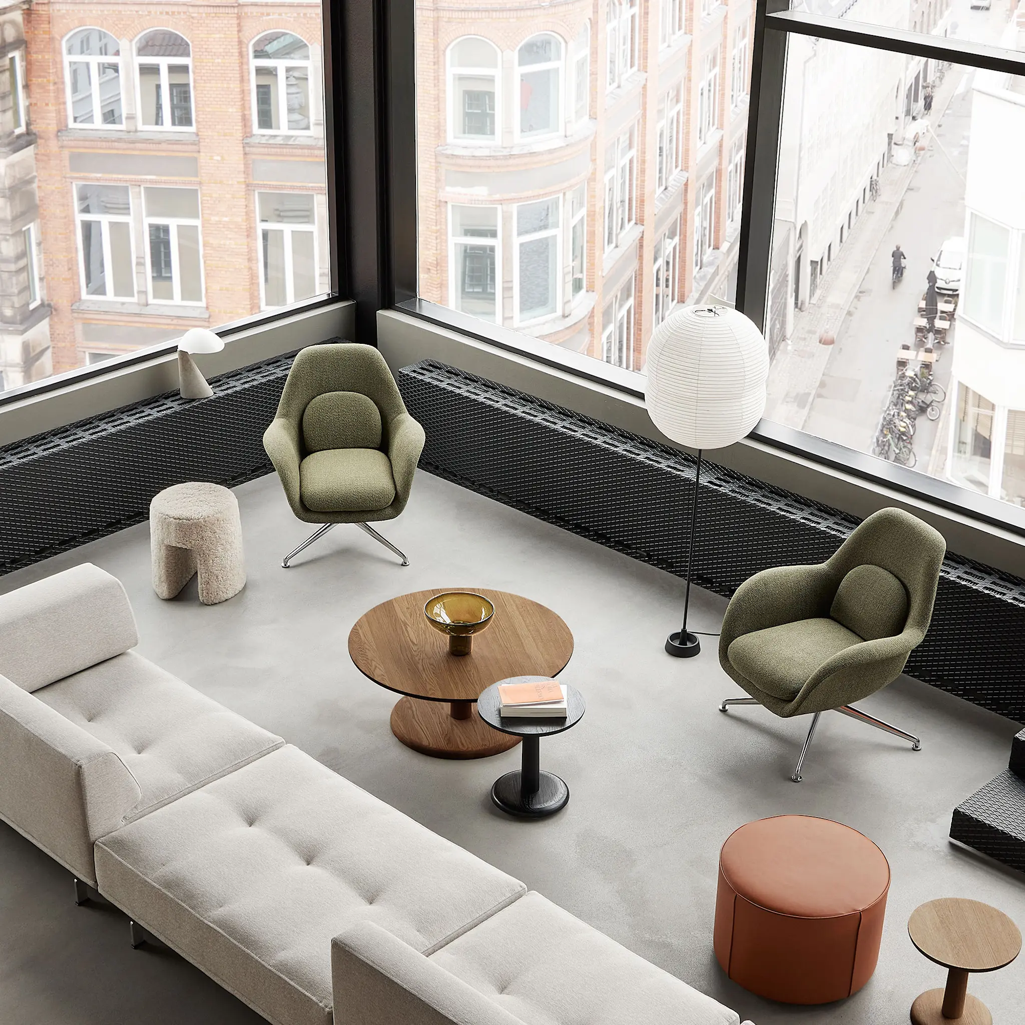 Swoon Petit svingbar lenestol svart