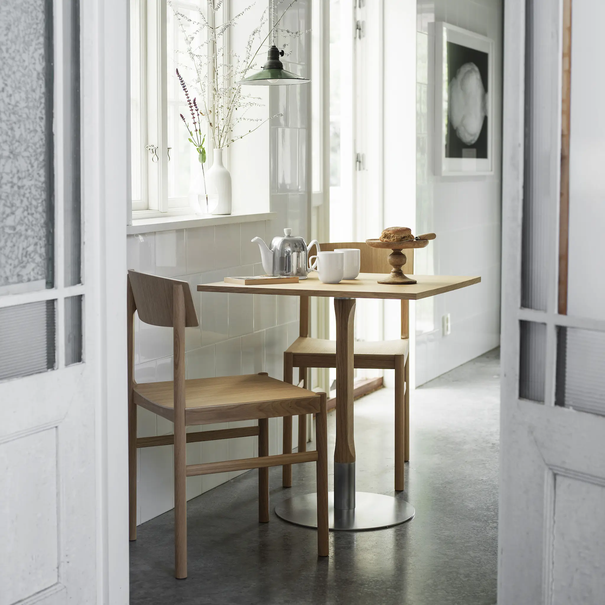 Rod kafébord hvitpigmentert mattlakkert eik/satengkrom