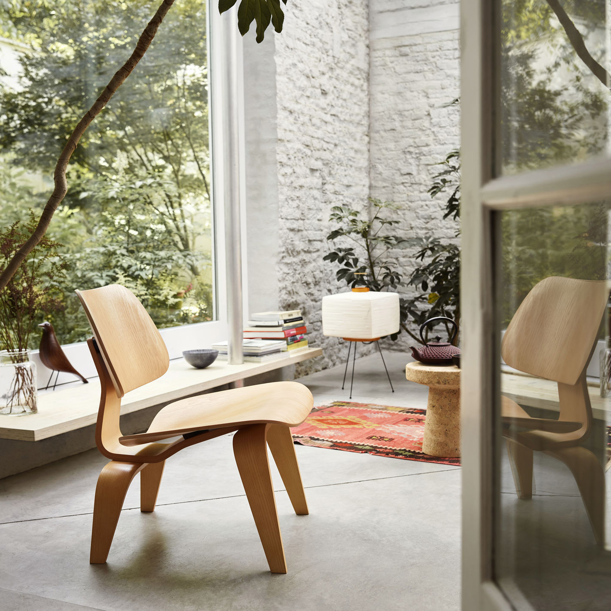Handle Plywood Group LCW lenestol Fra Vitra | Länna Möbler