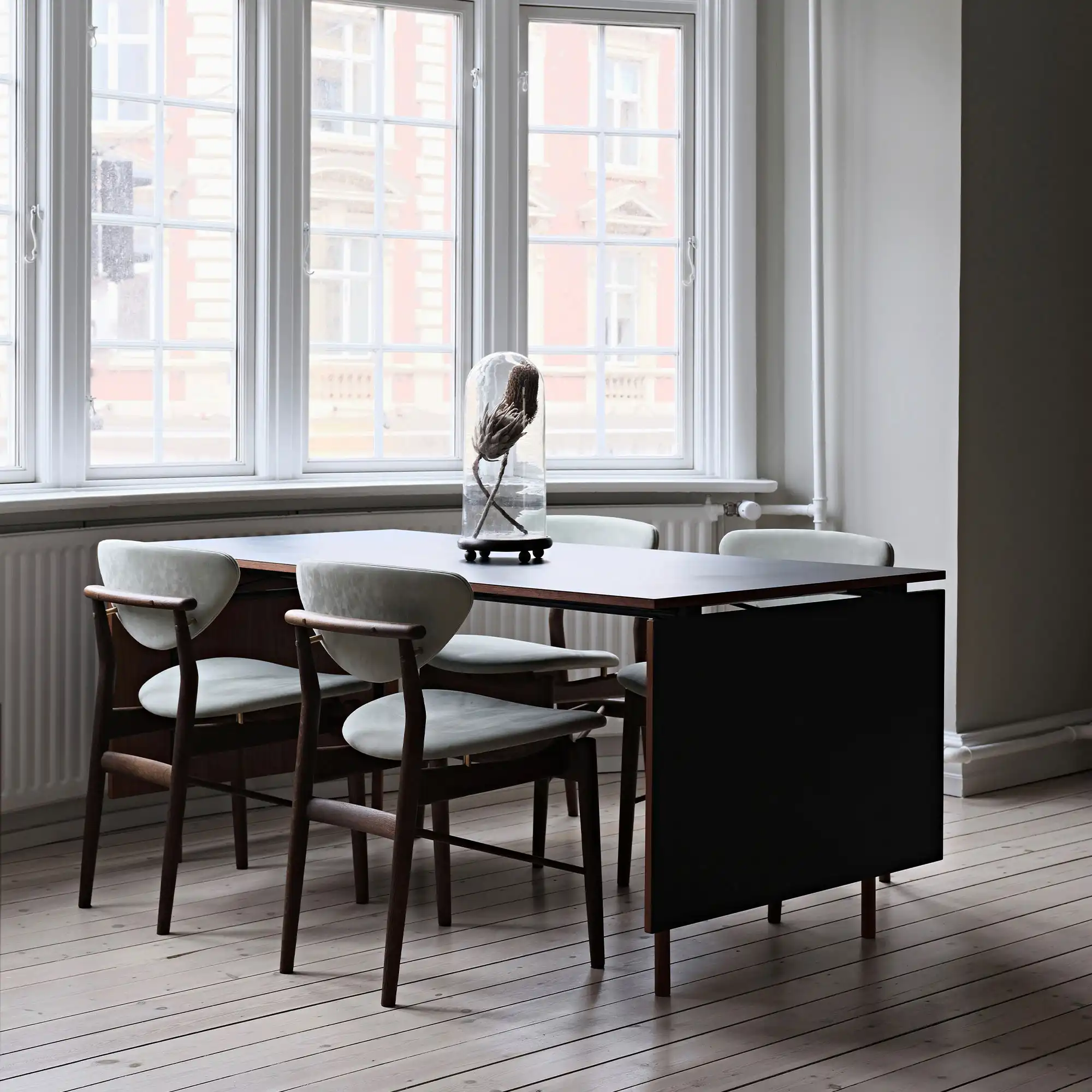 Nyhavn matbord med klaffar Clear oiled oak/black linoleum