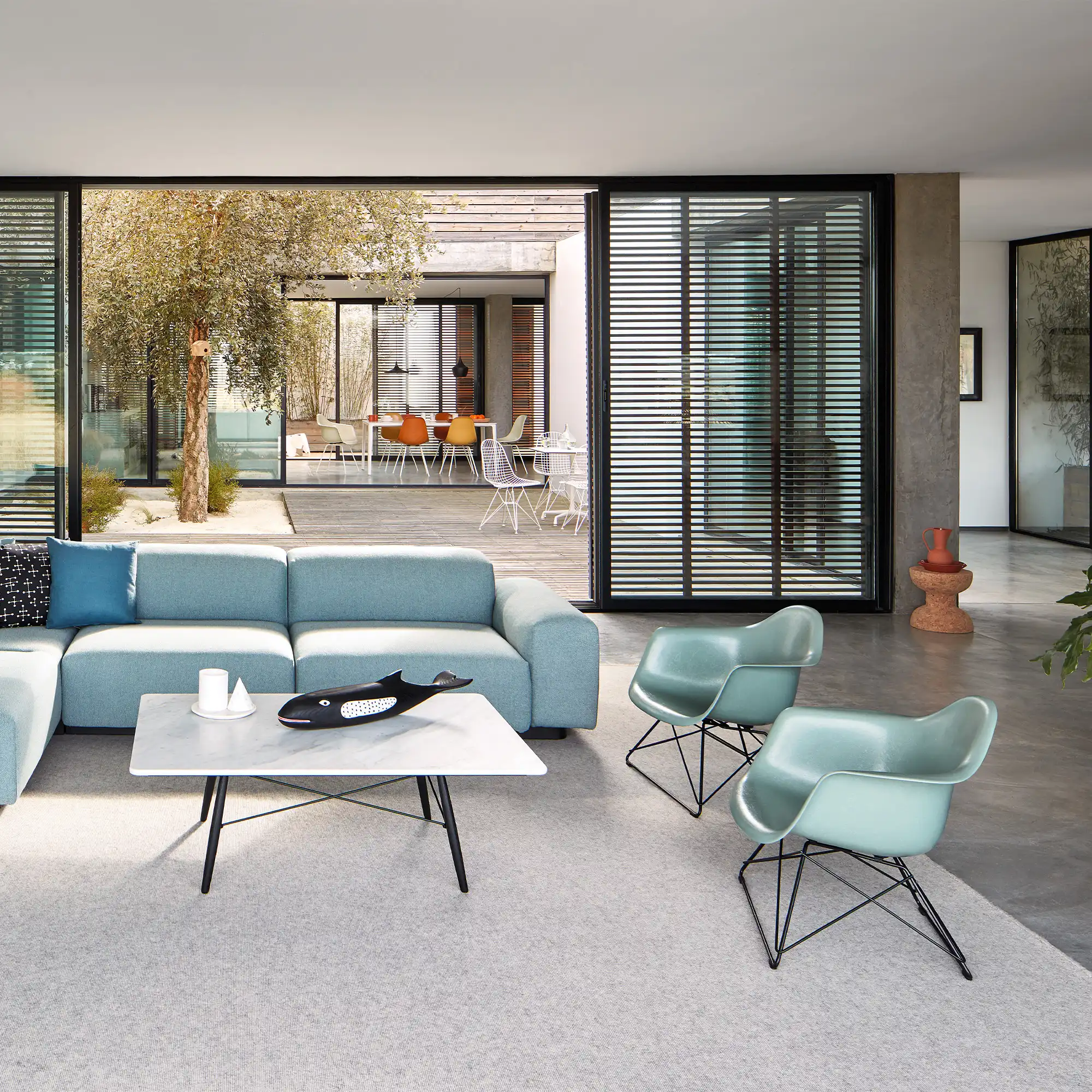 Eames Fiberglass Armchair LAR lenestol Chrome