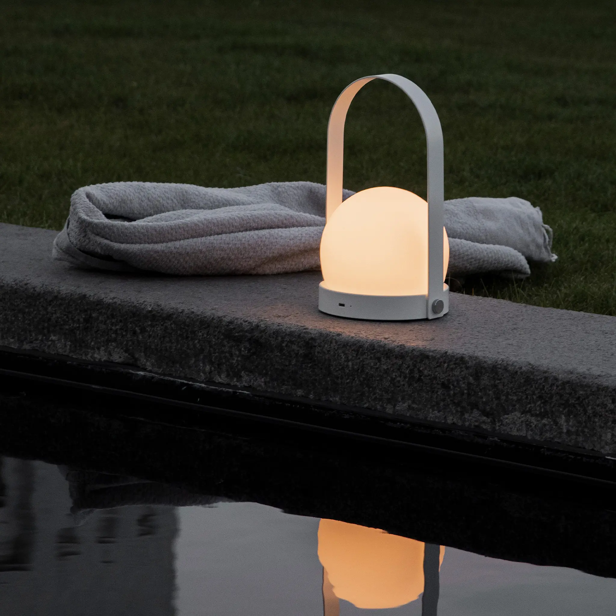 Carrie bærbar utendørslampe
